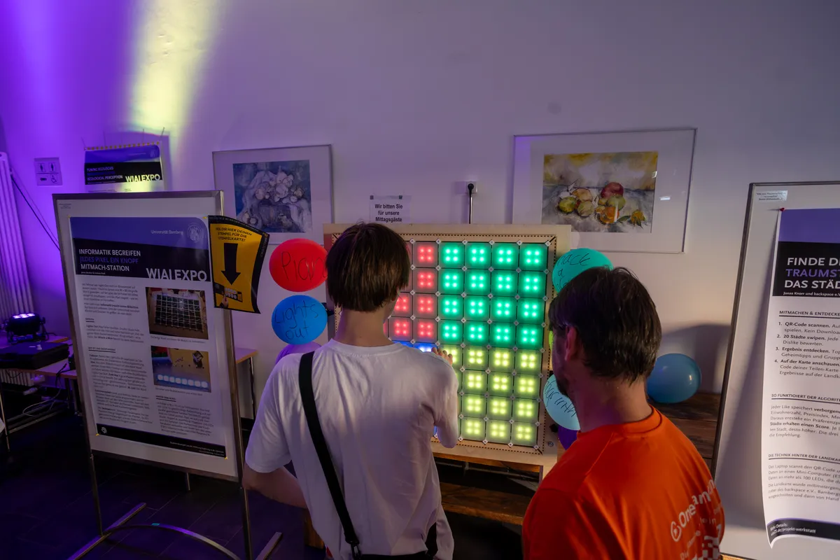 LED-Spiele-Wand in der Projekt-Werkstatt beim WIAI25-Fest am 26. Juni 2026 (Foto: Jonathan Friedrich / Universität Bamberg) WIAI25-Fest 2026